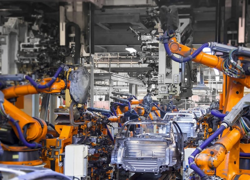 Automatizovaná a robotizovaná výroba aut.